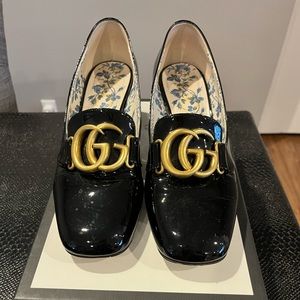 Gucci vernice crystal with gold buckle